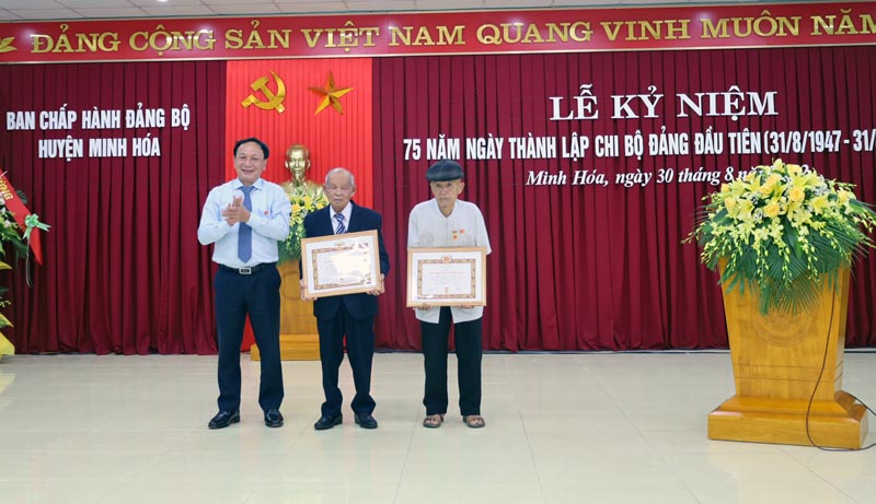 Đồng chí Phó Bí thư Thường trực Tỉnh ủy Trần Hải Châu trao huy hiệu 75 năm và 60 năm tuổi Đảng cho các đảng viên ở địa bàn huyện Minh Hóa.