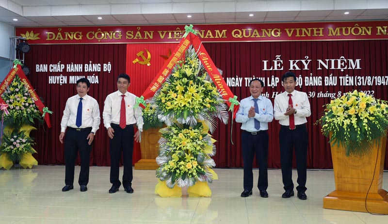 Đồng chí Phó Bí thư Thường trực Tỉnh ủy Trần Hải Châu tặng lẵng hoa chúc mừng Đảng bộ huyện Minh Hóa nhân Lễ kỷ niệm 75 năm Ngày thành lập Chi bộ đầu tiên của Đảng bộ huyện Minh Hóa (31/8/1947 - 31/8/2022).