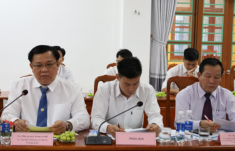 Đồng chí trưởng đoàn đại biểu Ủy ban Mặt trận Lào xây dựng đất nước tỉnh Khăm Muộn Phít Sà May-Kong Xa Đệt trao đổi tại hội đàm.