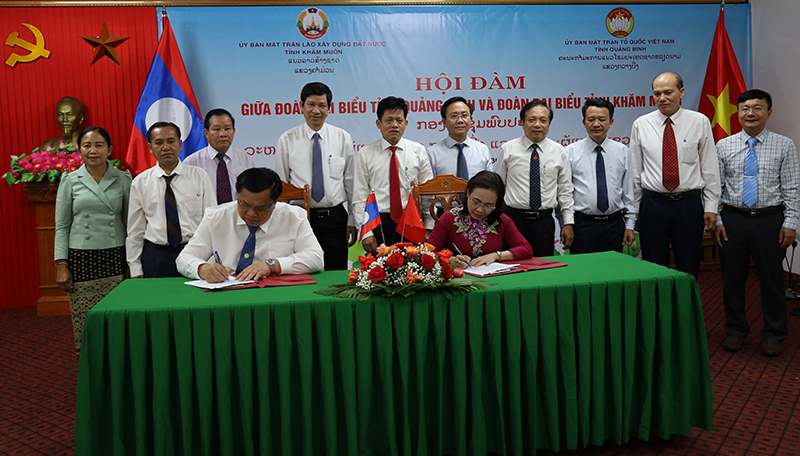  Lãnh đạo Ủy ban Mặt trận hai tỉnh Quảng Bình-Khăm Muộn ký kết biên bản hội đàm trước sự chứng kiến của các đại biểu. 