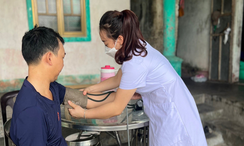Bệnh nhân Trương Văn Tr. được cán bộ y tế thăm khám tại nhà.