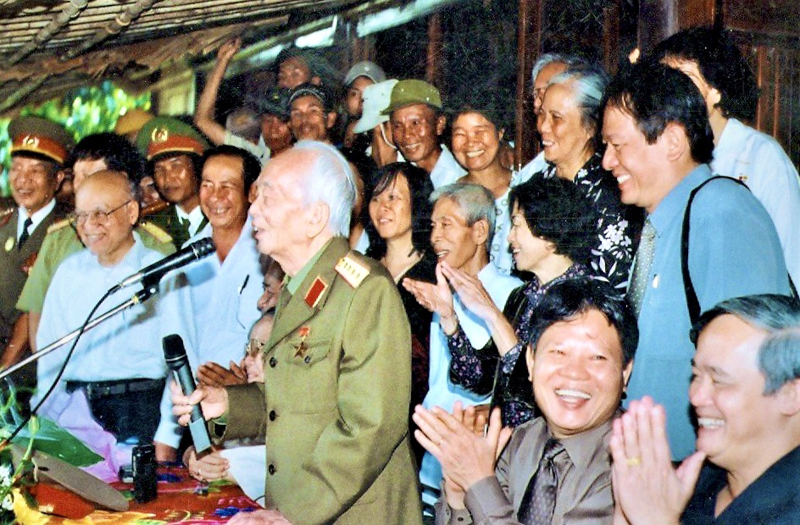Đại tướng Võ Nguyên Giáp trò chuyện với người dân thôn An Xá, xã Lộc Thủy năm 2004. (Ảnh: T.ư Liệu)