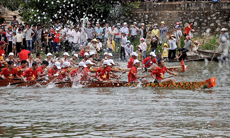  Đua, bơi thuyền truyền thống trên sông Kiến Giang trở thành nét đẹp truyền thống, văn hóa ở Lệ Thủy.