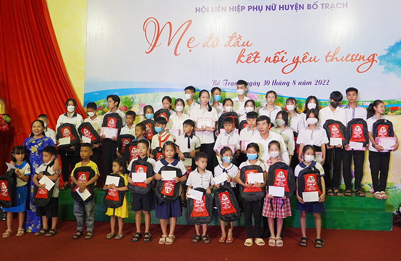 Lãnh đạo Ủy ban MTTQ Việt Nam huyện Bố Trạch tặng quà cho các cháu có hoàn cảnh khó khăn.