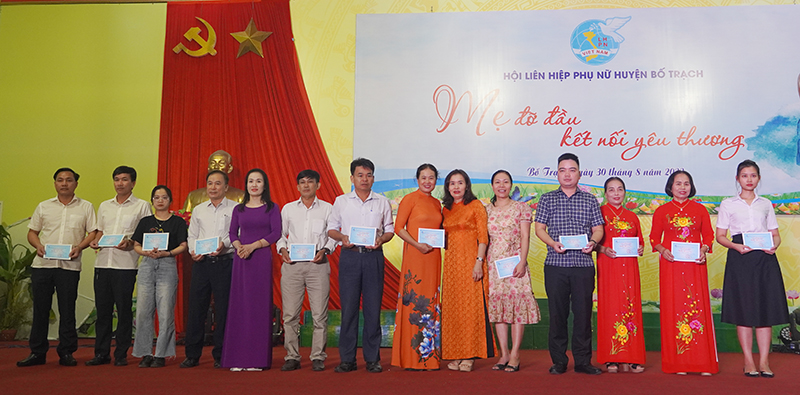 Lãnh đạo Hội LHPN huyện Bố Trạch trao chứng nhận đỡ đầu trẻ mồ côi cho các đơn vị, địa phương.