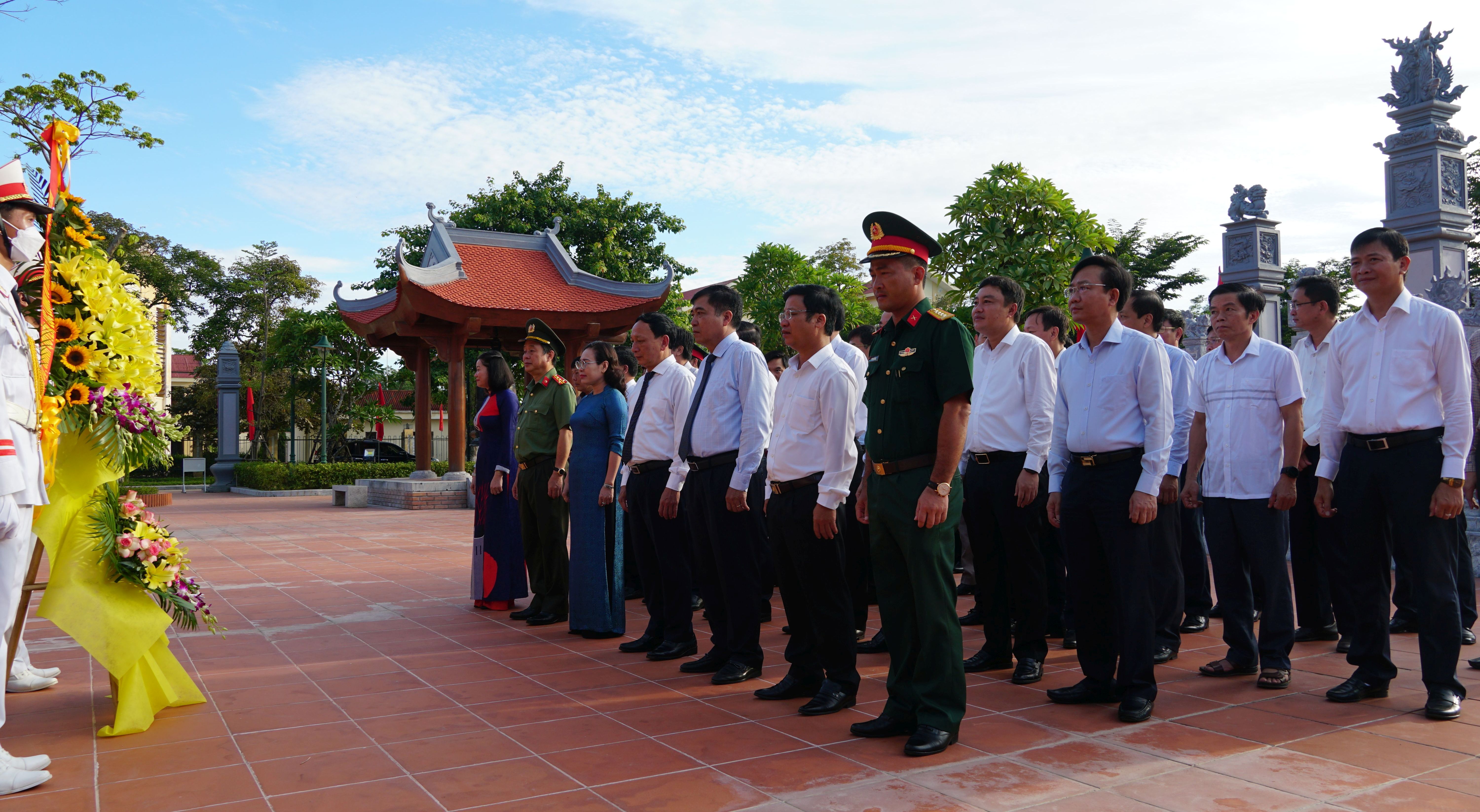 Các đồng chí lãnh đạo tỉnh dâng hương tưởng nhớ công lao to lớn của Chủ tịch Hồ Chí Minh và các Anh hùng liệt sỹ.