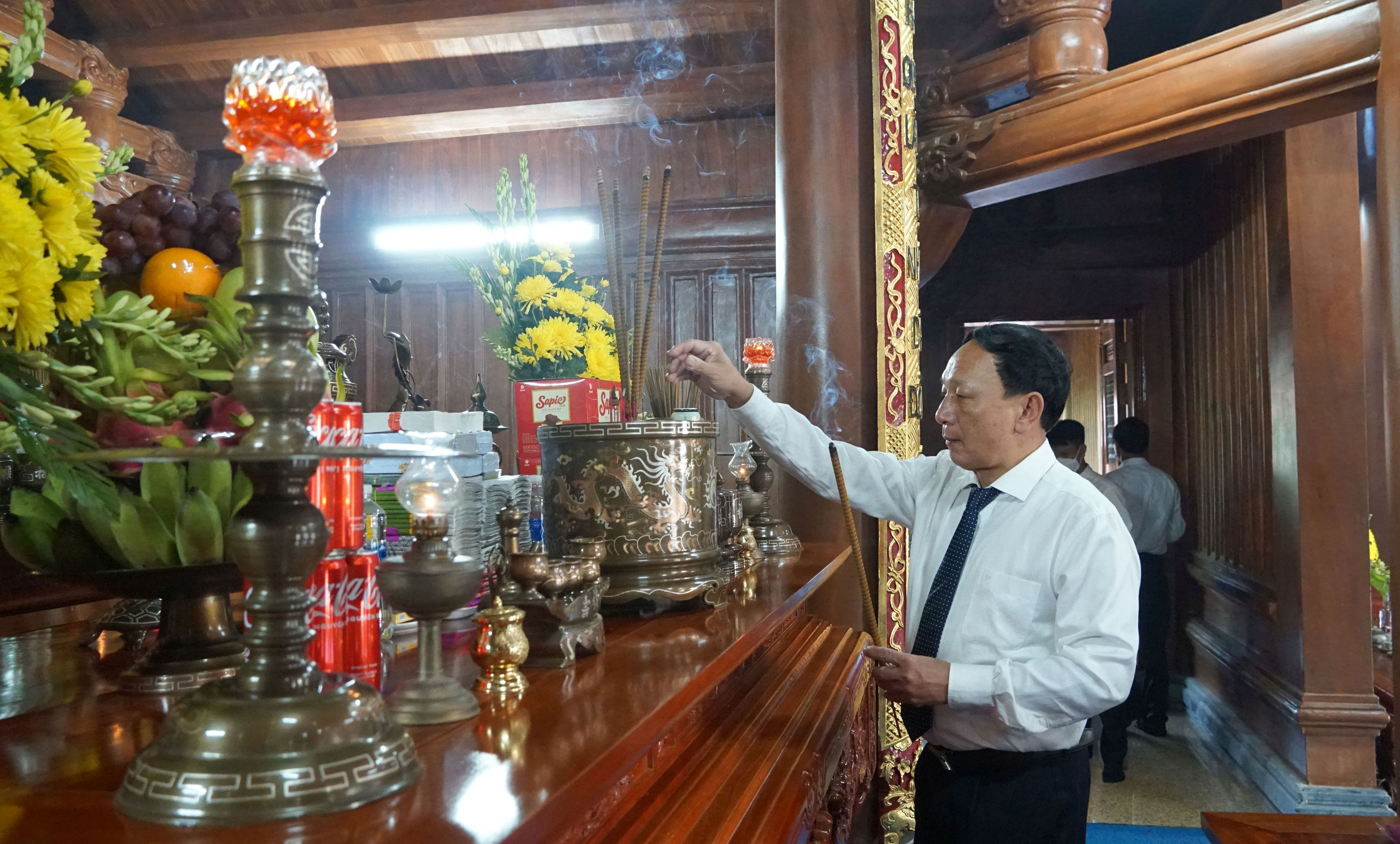 Đồng chí Phó Bí thư Thường trực Tỉnh ủy Trần Hải Châu dâng hương tại Đền thờ Bác Hồ và các Anh hùng liệt sỹ.