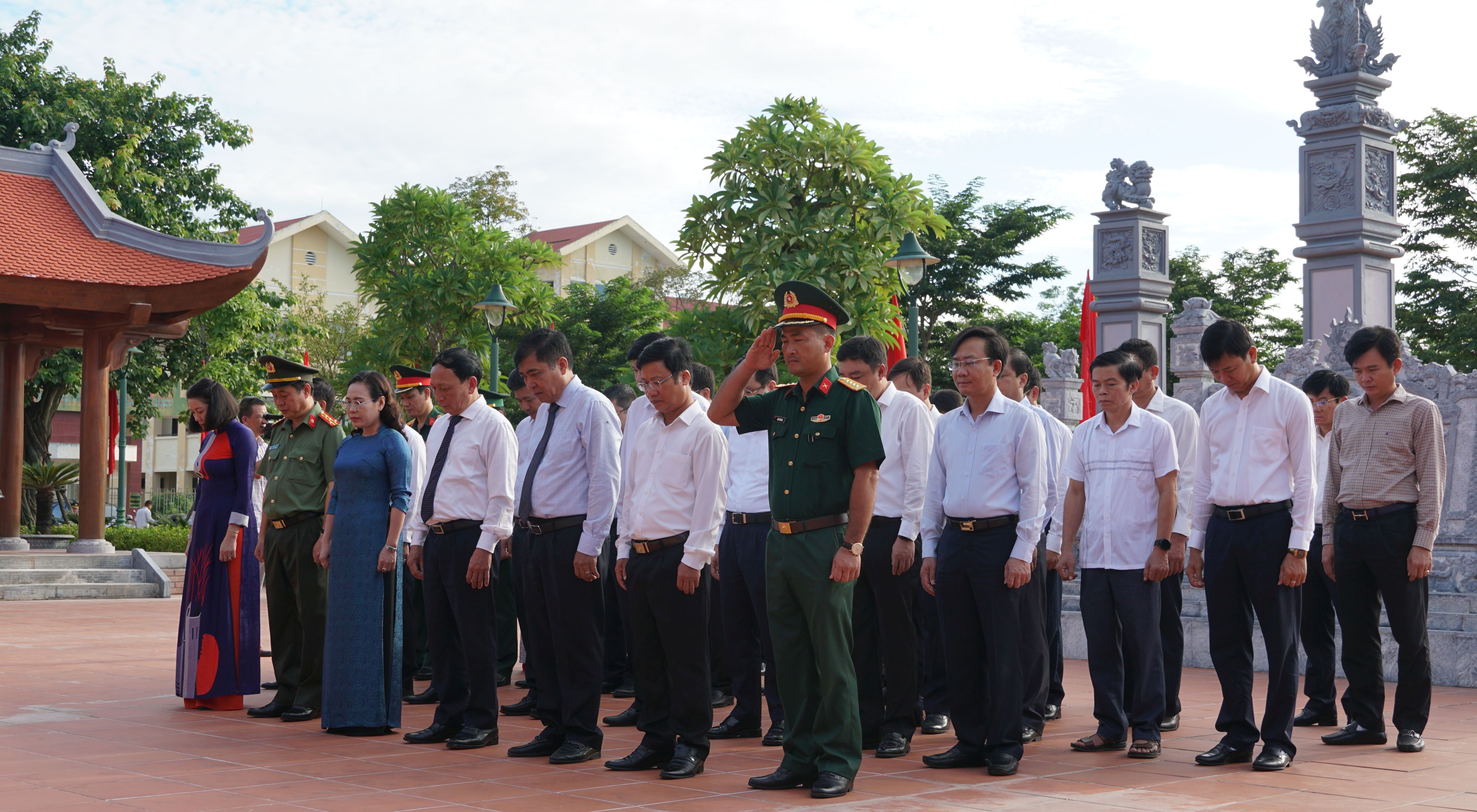 dành một phút mặc niệm tưởng nhớ công ơn của Chủ tịch Hồ Chí Minh - lãnh tụ vĩ đại trọn đời hy sinh cho đất nước, hạnh phúc của nhân dân và các Anh hùng, liệt sỹ đã hy sinh vì sự nghiệp giải phóng dân tộc, thống nhất đất nước.