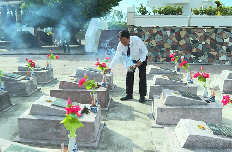  Đồng chí Trần Hải Châu, Phó Bí thư Thường trực Tỉnh ủy thắp hương lên từng phần mộ các anh hùng liệt sỹ.