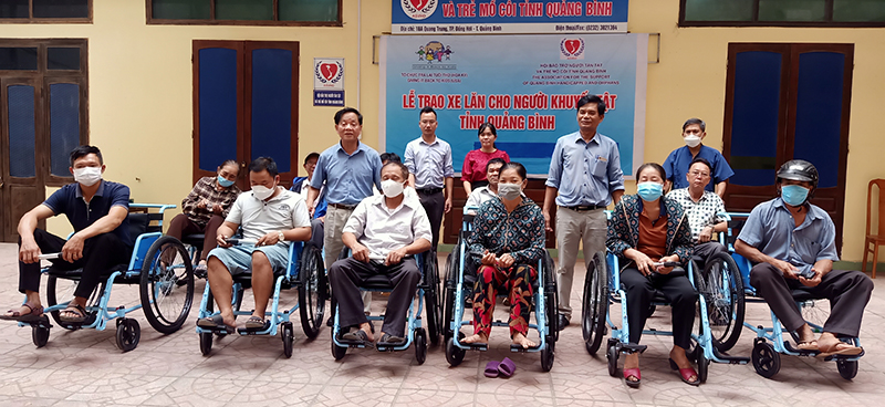 Đại diện lãnh đạo của Hội Bảo trợ Người tàn tật và trẻ mồ côi tỉnh trao xe lăn cho những người khuyết tật hệ vận động trên địa bàn thành phố Đồng Hới.