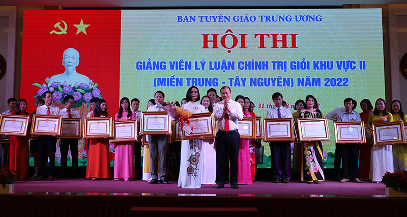 Đồng chí Phó trưởng Ban Tuyên giáo Trung ương Lê Hải Bình trao giải nhất cho thí sinh Lê Thị Tuyết Nhung.