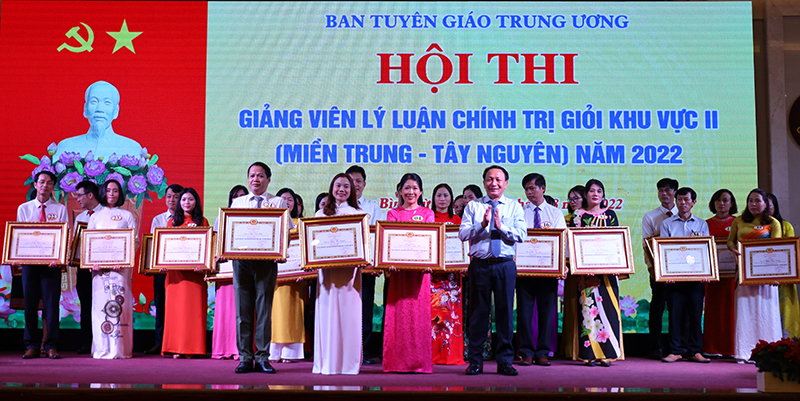   Đồng chí Phó Bí thư Thường trực Tỉnh ủy Trần Hải Châu trao giải nhì cho các thí sinh.