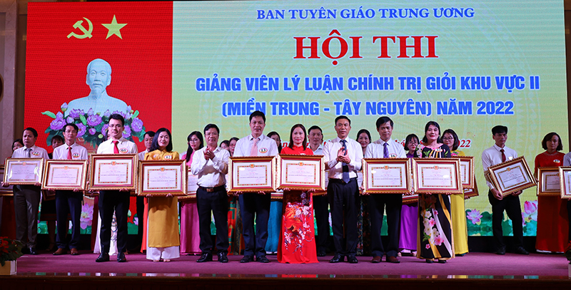 Đồng chí Trưởng ban Tuyên giáo Tỉnh ủy Quảng Bình Cao Văn Định và đồng chí Vụ trưởng Vụ Lý luận chính trị Đoàn Văn Báu trao giải ba cho các thí sinh.