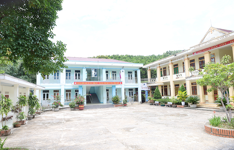 Hệ thống trường lớp ở xã Hóa Sơn được xây dựng khang trang phục vụ tốt nhu cầu học tập của học sinh, đặc biệt là đối với đồng bào DTTS.