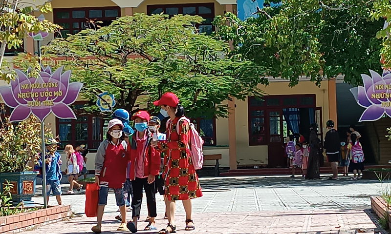  Nhiều học sinh là trẻ mồ côi trên địa bàn huyện Tuyên Hóa được sách giáo khoa, học phí bước vào năm học mới.