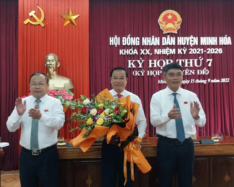 Ông Đinh Tiến Dũng được bầu giữ chức Phó Chủ tịch UBND huyện Minh Hóa
