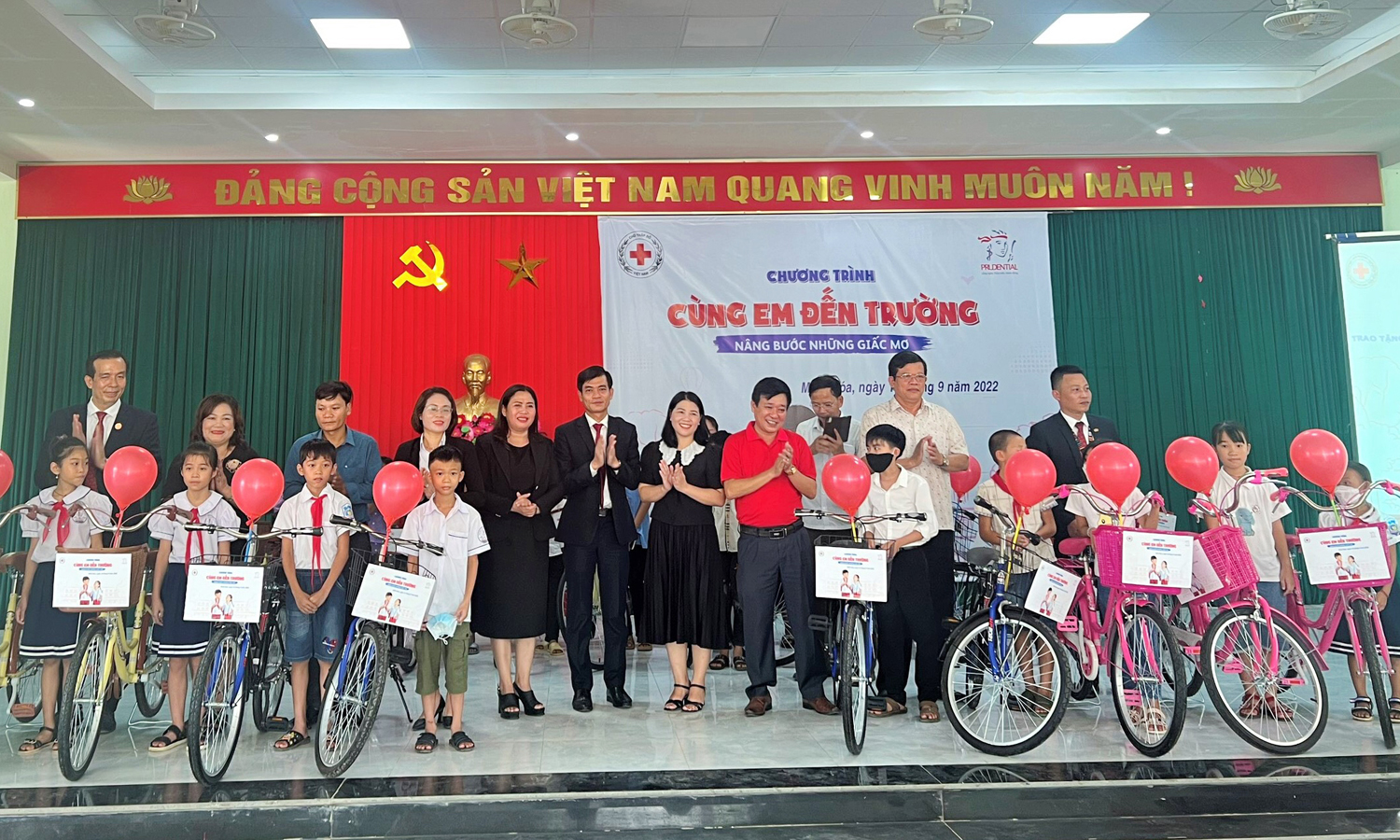 Prudential đồng hành cùng học sinh nghèo vượt khó tại tỉnh Quảng Bình