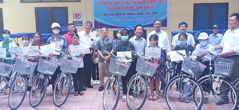 Trao 40 xe lăn, xe lắc và xe đạp cho người khuyết tật, học sinh nghèo