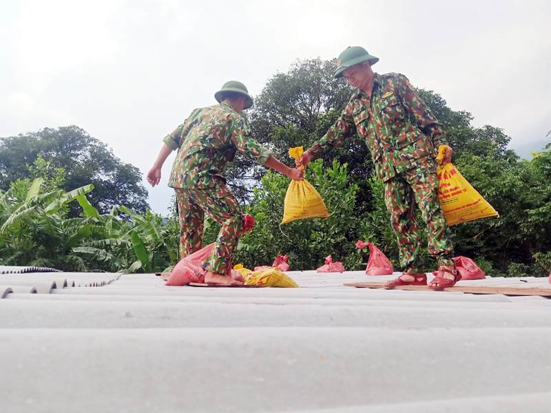 Bộ đội Biên phòng Quảng Bình giúp dân ứng phó với bão Noru