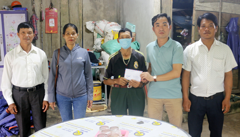 Báo Quảng Bình trao hỗ trợ cho em Dương Thị Thu Hiền ở xã Đức Hóa