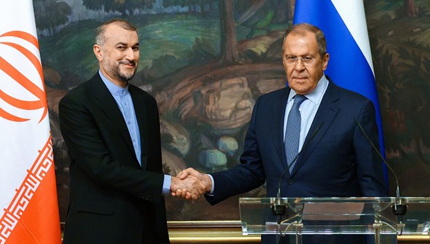 Ngoại trưởng Nga Sergei Lavrov (phải) bắt tay Ngoại trưởng Iran Hossein Amir-Abdollahian tại Moskva ngày 31/8. (Ảnh: Bộ Ngoại giao Nga)