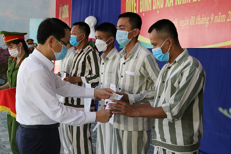 Đồng chí Phan Mạnh Hùng, Tỉnh ủy viên, Phó Chủ tịch UBND tỉnh trao Quyết định đặc xá của Chủ tịch nước cho các phạm nhân trại giam Đồng Sơn.
