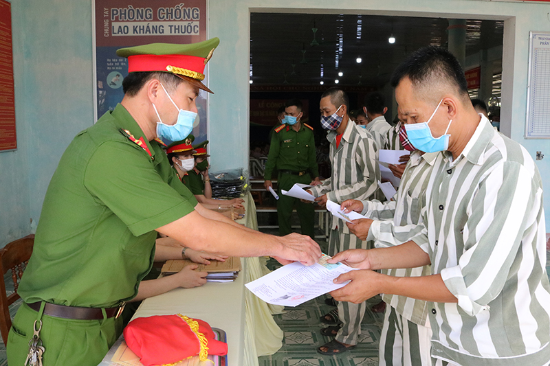 Cán bộ Trại giam Đồng Sơn hướng dẫn thủ tục sau khi ra tù cho các phạm nhân. 