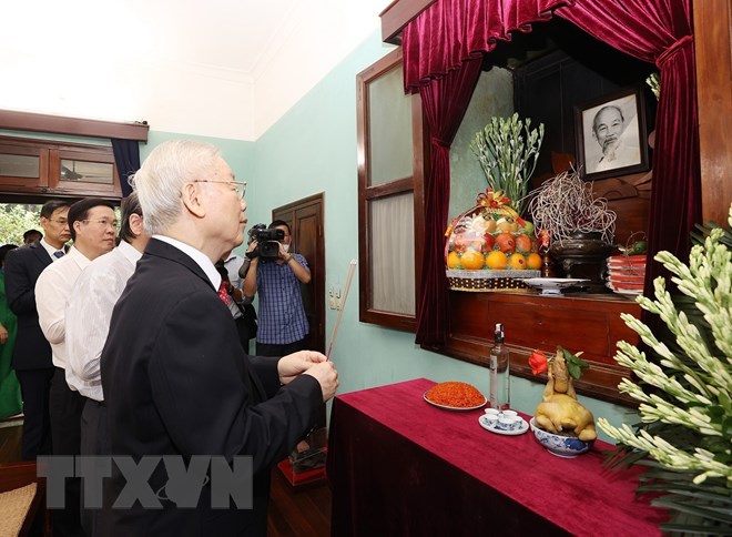 Tổng Bí thư Nguyễn Phú Trọng dâng hương tưởng niệm Chủ tịch Hồ Chí Minh tại Nhà 67. (Ảnh: Trí Dũng/TTXVN)