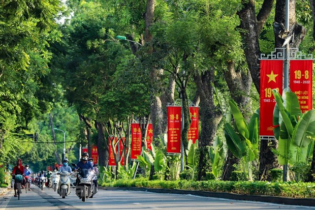 Các tuyến phố ở Hà Nội những ngày này rợp sắc cờ, băng rôn, pano, khẩu hiệu chào mừng 77 năm Cách mạng tháng Tám thành công và Quốc khánh 2/9. (Nguồn: Vietnam+)