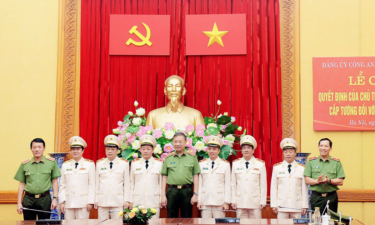 Đại tướng Tô Lâm, Bộ trưởng Bộ Công an chụp ảnh lưu niệm cùng các đồng chí được thăng cấp bậc hàm cấp tướng.