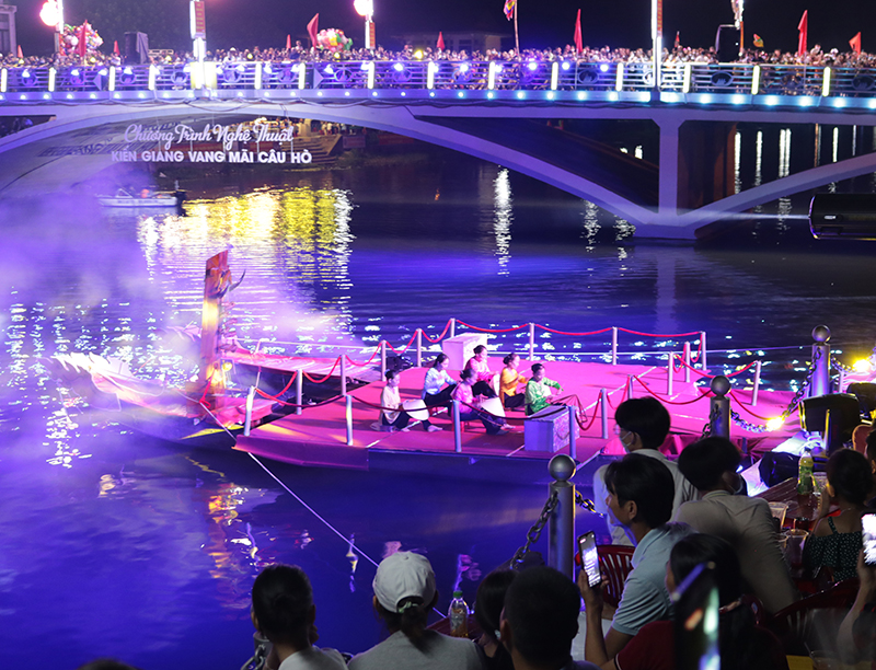Sân khấu đêm hội hò khoan được dựng trên sông Kiến Giang.