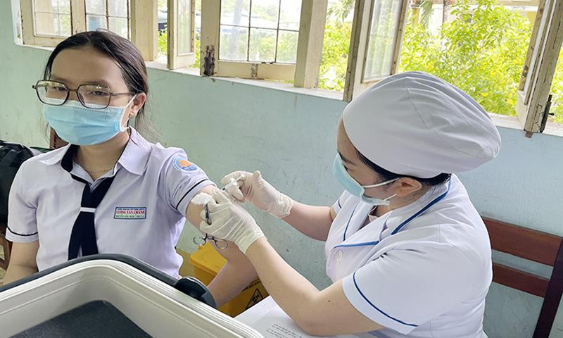Tiêm vắc-xin phòng Covid-19 mũi 3 cho trẻ từ 12 đến dưới 18 tuổi tại thành phố Tuy Hòa, tỉnh Phú Yên. (Ảnh THÁI BÌNH)
