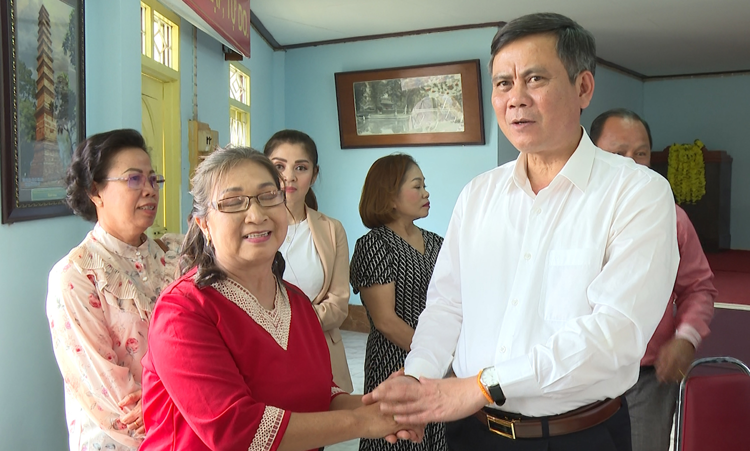 Đồng chí Chủ tịch UBND tỉnh hỏi thăm đời sống người Việt tại Chăm-pa-sắc