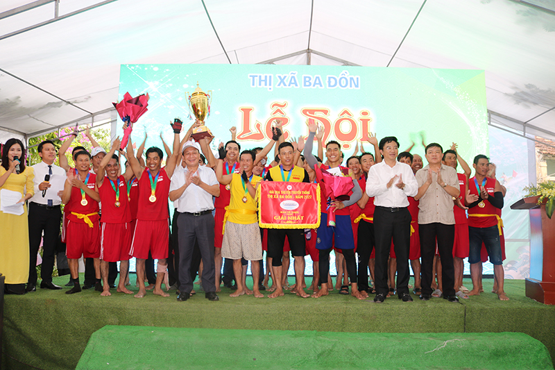 Đồng chí Trần Hải Châu, Phó Bí thư Thường trực Tỉnh ủy, Chủ tịch HĐND tỉnh tặng cúp, cờ lưu niệm cho đội đua giành giải nhất xã Quảng Tiên.