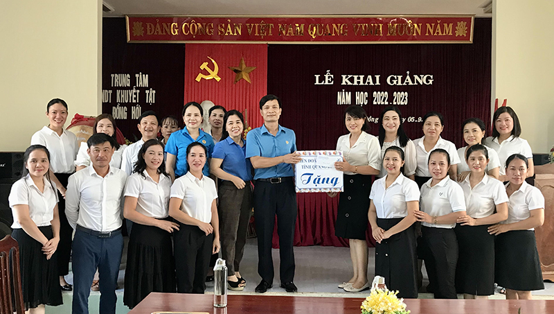Đại diện lãnh đạo LĐLĐ tỉnh tặng quà Trung tâm Nuôi dạy trẻ khuyết tật TP. Đồng Hới.