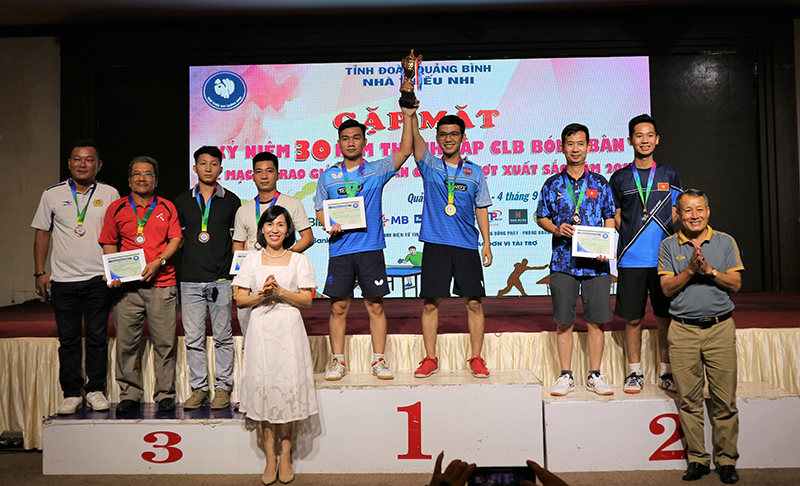 Đại diện lãnh đạo Nhà Thiếu nhi tỉnh trao giải thưởng cho các vận động viên tại giải Giải bóng bàn cây vợt xuất sắc các thế hệ năm 2022