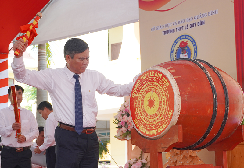 Đồng chí Chủ tịch UBND tỉnh Trần Thắng đánh trống khai trường tại Trường THPT Lê Quý Đôn.