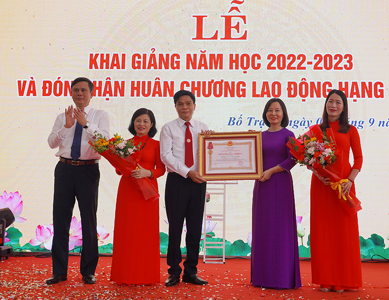 Đồng chí Chủ tịch UBND tỉnh Trần Thắng trao tặng Huân chương Lao động hạng Nhất cho Trường THPT Lê Quý Đôn.