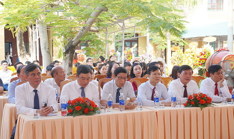 Các đại biểu tham dự lễ khai giảng tại Trường THPT Lê Quý Đôn.