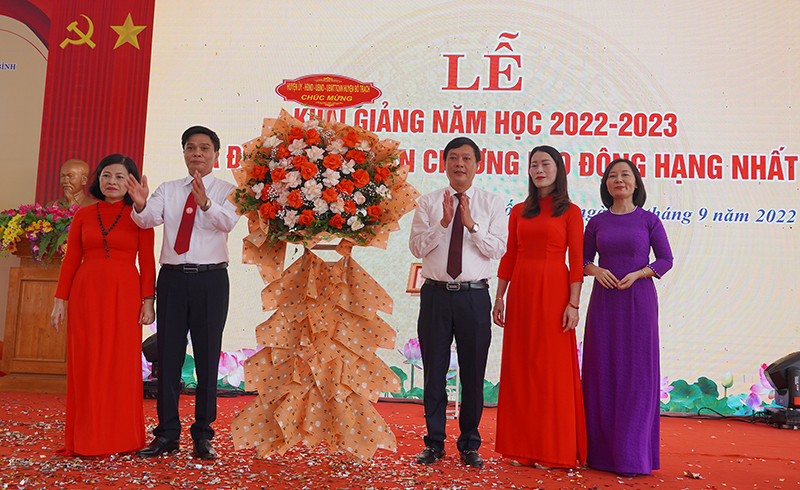 Đồng chí Chủ tịch UBND huyện Bố Trạch Nguyễn Ngọc Tuấn tặng hoa chúc mừng Trường THPT Lê Quý Đôn.