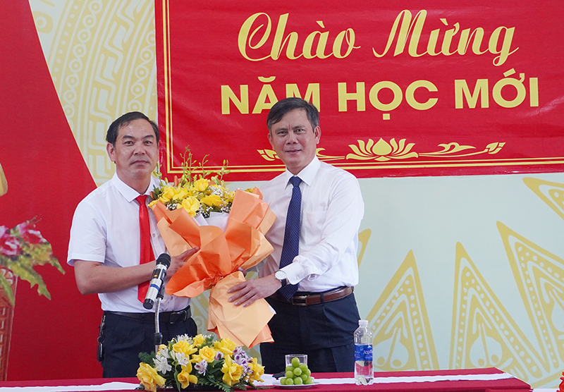 Đồng chí Chủ tịch UBND tỉnh Trần Thắng tặng hoa chúc mừng Trường THCS Đồng Trạch.
