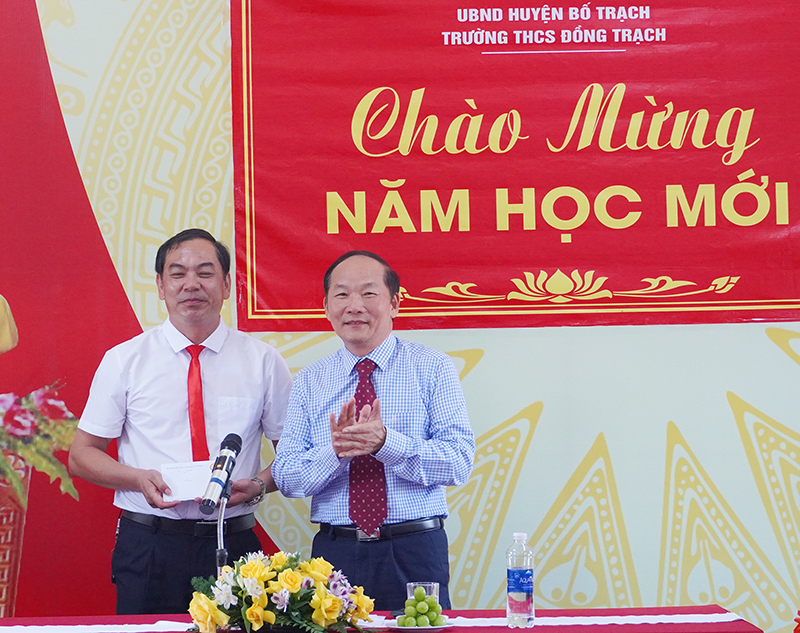 . Đồng chí Chủ tịch Hội Khuyến học tỉnh Trần Xuân Vinh trao học bổng cho Trường THCS Đồng Trạch.