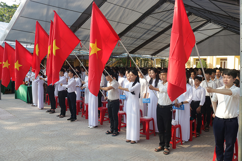 Quang cảnh lễ khai giảng năm học mới tại trường THPT Lệ Thủy.