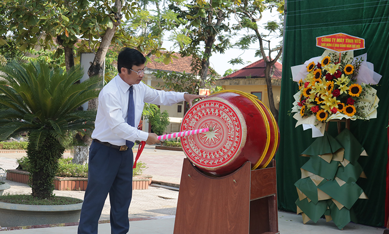 Đồng chí Trưởng ban Tuyên giáo Tỉnh ủy Cao Văn Định đánh hồi trống khai giảng năm học mới tại Trường THPT Lệ Thủy.