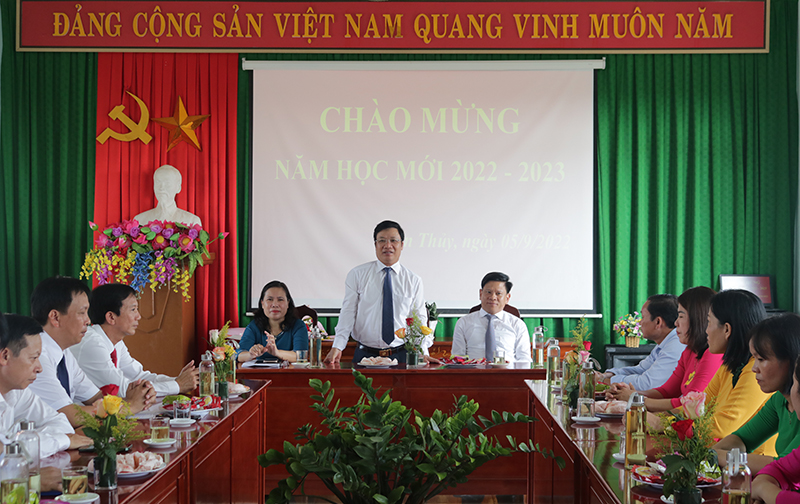  Đồng chí Trưởng ban Tuyên giáo Tỉnh ủy Cao Văn Định thăm, trò chuyện với tập thể sư phạm Trường tiểu học Xuân Thủy.