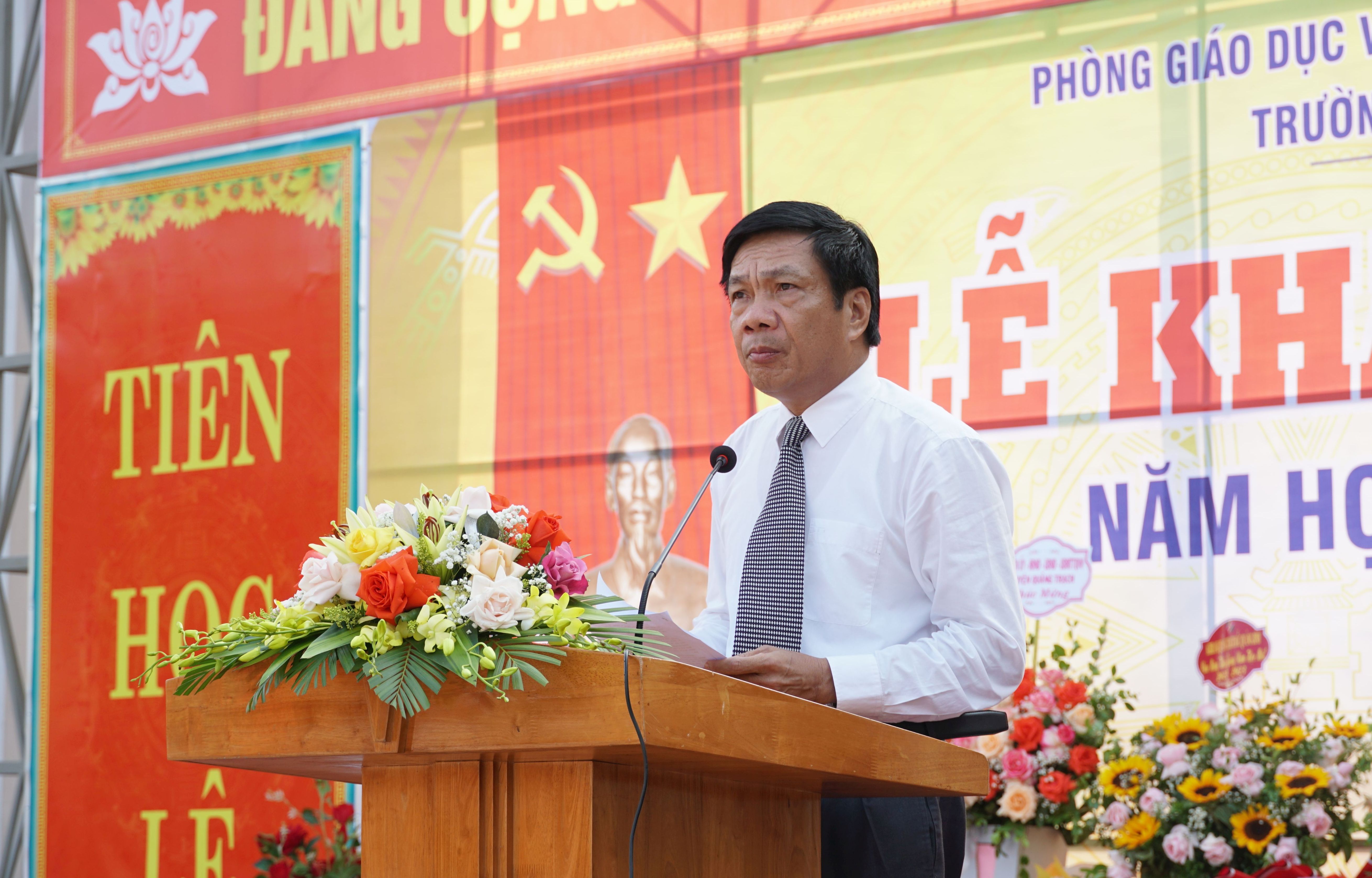 Đồng chí Phó Chủ tịch Thường trực HĐND tỉnh Nguyễn Công Huấn phát biểu tại Lễ khai giảng năm học mới của Trường THCS Quảng Xuân.