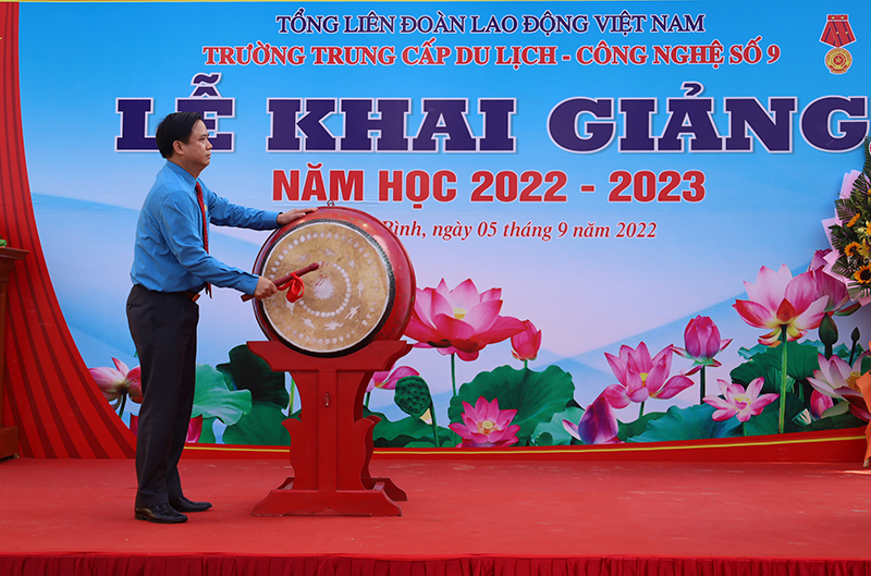 Đồng chí Nguyễn Tiến Nam, Chủ tịch LĐLĐ tỉnh đánh trống khai giảng năm học mới.