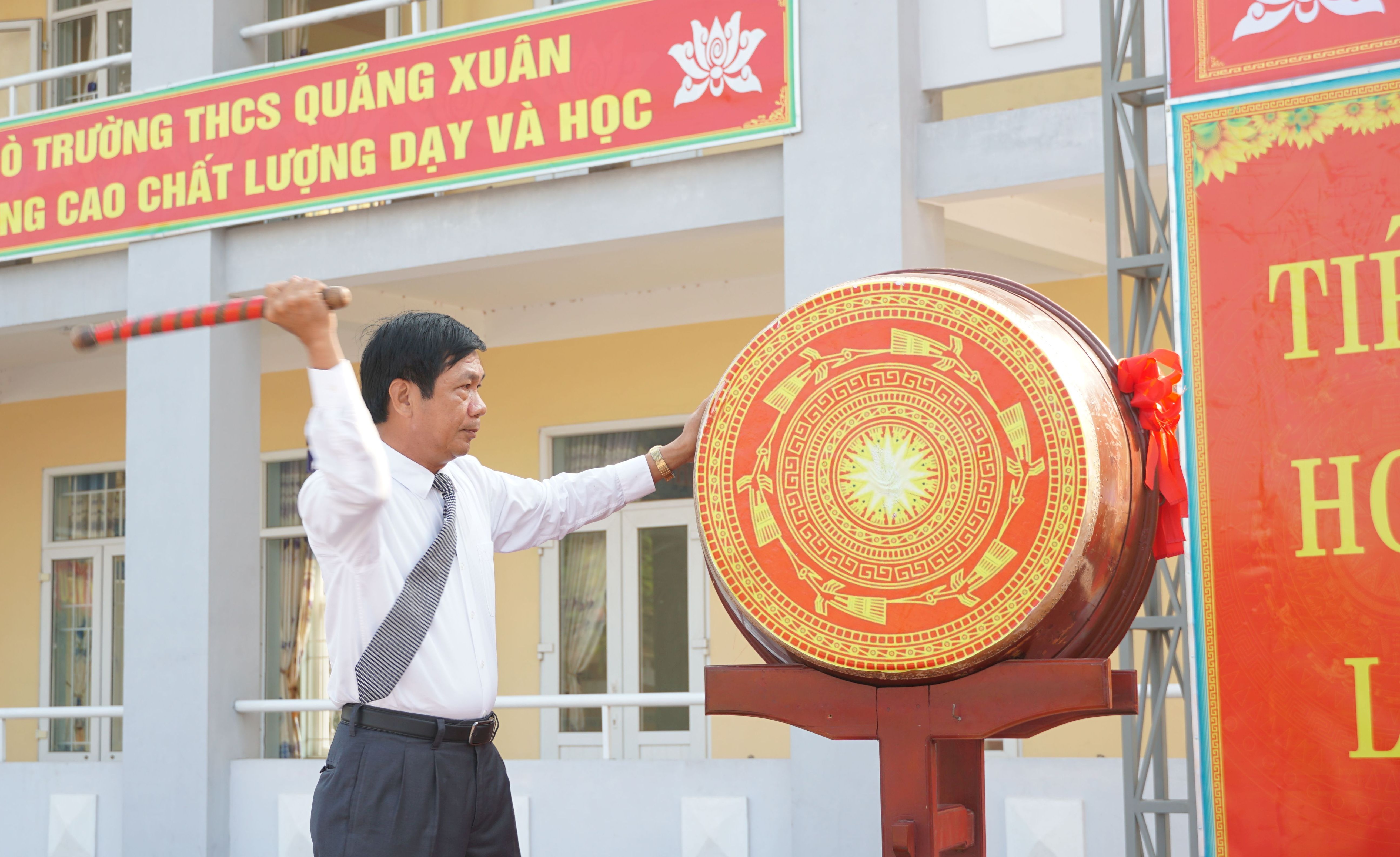 Đồng chí Phó Chủ tịch Thường trực HĐND tỉnh Nguyễn Công Huấn đánh trống khai giảng năm học mới ở Trường THCS Quảng Xuân.