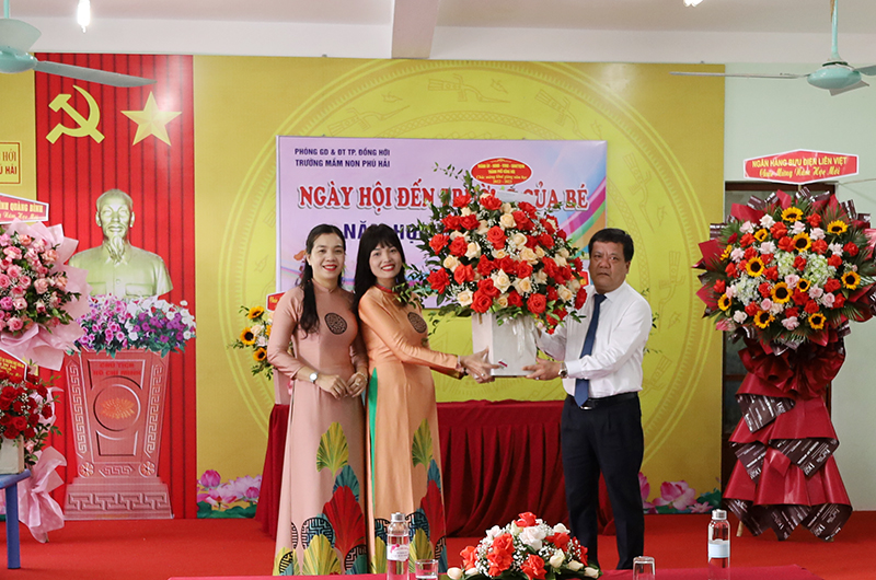 Đồng chí Trần Phong tặng hoa, quà chúc mừng cán bộ, giáo viên, nhân  viên Trường mầm non Phú Hải.