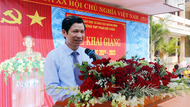 Đồng chí Phó Chủ tịch UBND tỉnh Hồ An Phong phát biểu tại lễ khai giảng năm học mới của Trường THPT Phan Bội Châu.